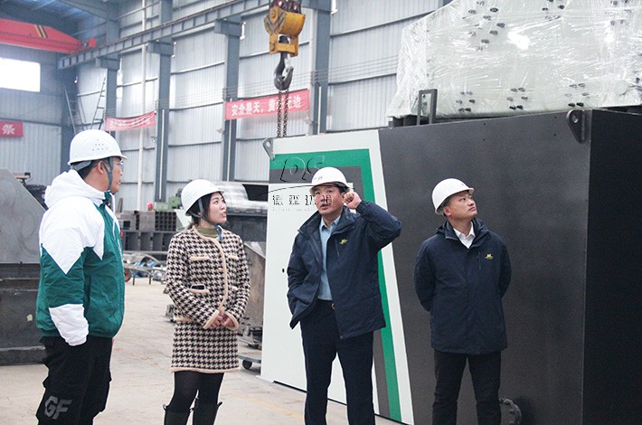 與客戶、專家交流