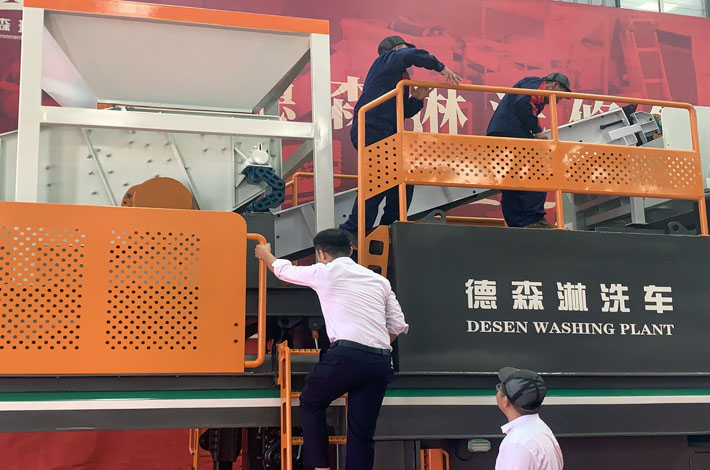 德森淋洗修復(fù)車新聞發(fā)布現(xiàn)場(chǎng)